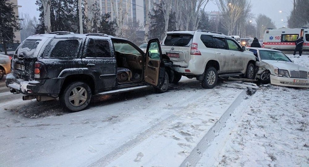 Тройное ДТП с участием машины с дипломатическими номерами на проспекте Чингиза Айтматова