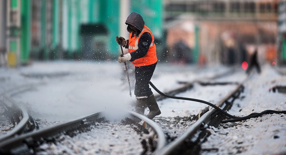 Рабочий очищает железнодорожный путь. Архивное фото