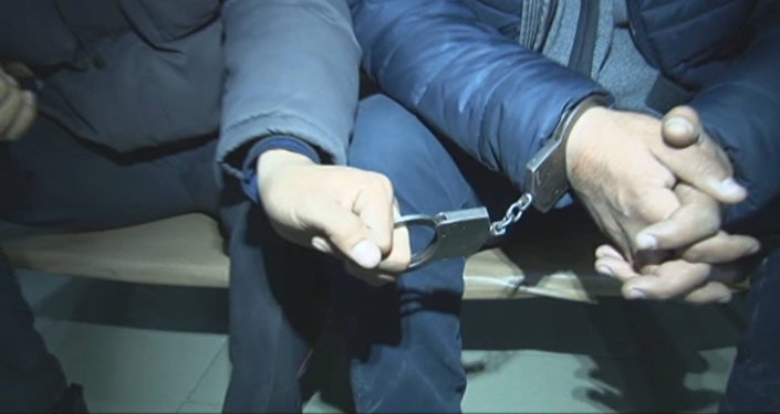 Задержанные, которых подозревают в избиении сотрудников УПМ и журналиста во время рейда в Бишкеке. Стоп-кадр из видео