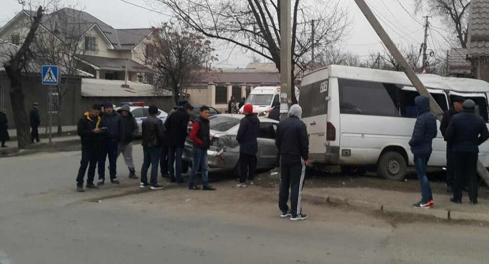 В центре Бишкека на пересечении улиц Элебаева и Карасаева (бывшая Дружбы) маршрутное такси с пассажирами столкнулось с легковой автомашиной