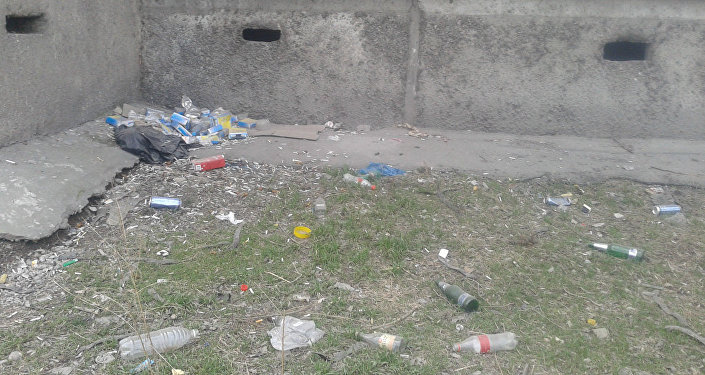 Отмечается, что мусор возле дома №16 по улице Суюнбаева не убирают, территория находится в антисанитарном состоянии