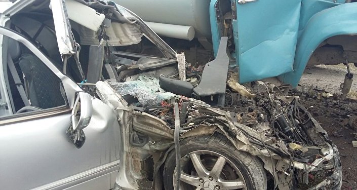 Mercedes и бензовоз столкнулись на объездной трассе в Ысык-Атинском районе Чуйской области