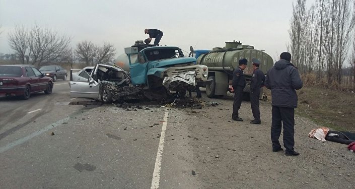 В результате дорожно-транспортного происшествия возле Бишкека погибли два человека, еще двоих увезла скорая