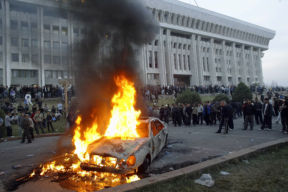 Кыргызстан 2010. Революция Кыргызстан 2005. Революция тюльпанов. Киргизия. 2005 Год. Революция в Киргизии 2005 Тюльпановая революция. Свержение Акаева в Киргизии.