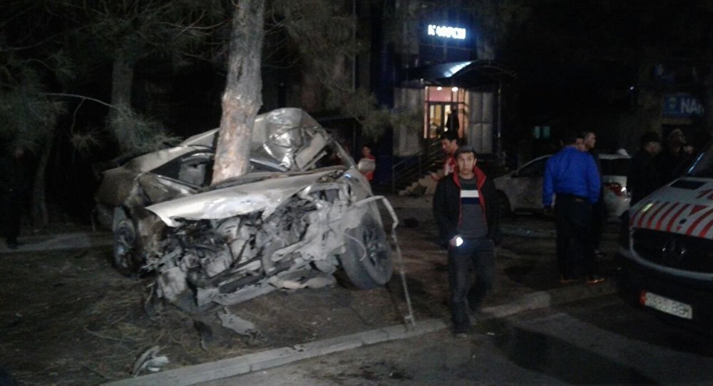 Последствия ДТП на пересечении улиц Юнусалиева (бывшая Карла Маркса) и Горького, где машина врезалась в дерево.