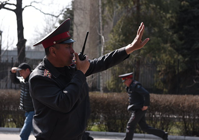 Сотрудник милиции во время митинга в поддержку экс-депутата Садыра Жапарова у здания ГКНБ