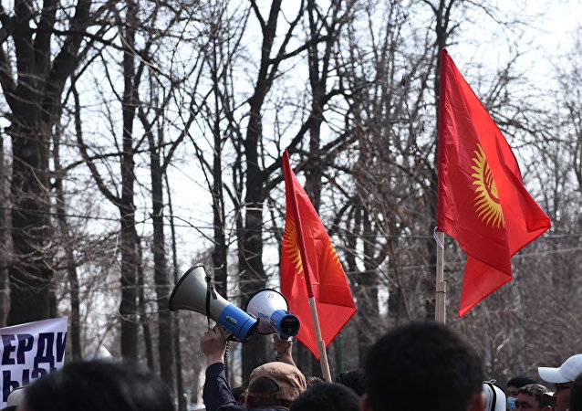 Митингующие с транспарантами в поддержку экс-депутата Садыра Жапарова у здания ГКНБ в Бишкеке