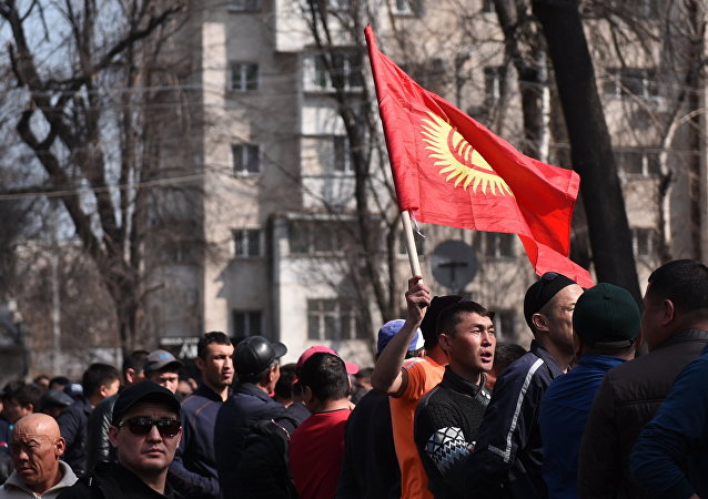Митингующие с транспарантами в поддержку экс-депутата Садыра Жапарова у здания ГКНБ в Бишкеке