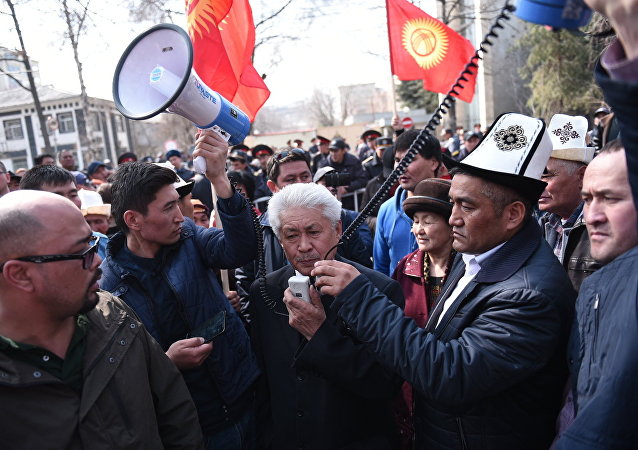 Общественный деятель Турсунбек Акун на митинге сторонников в поддержку экс-депутата Садыра Жапарова у здания ГКНБ в Бишкеке