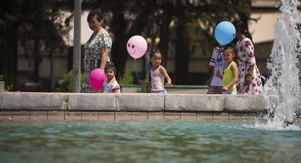 Жители Бишкека у фонтана в центре города. Архивное фото