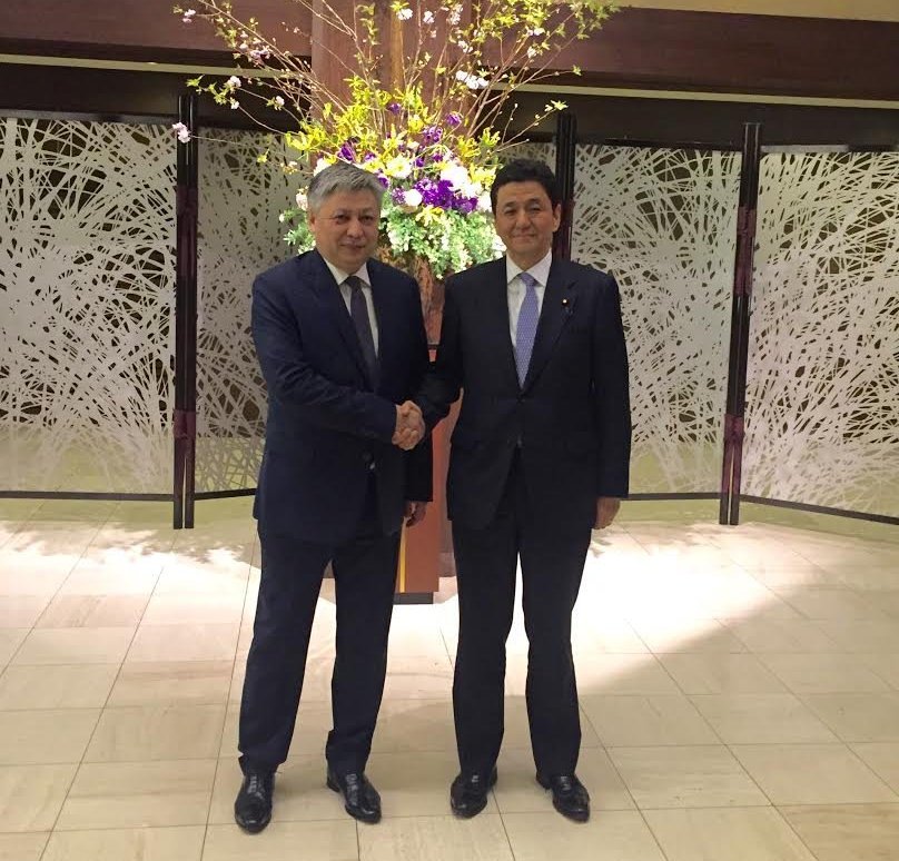 Глава МИД Кыргызстана Эрлан Абдылдаев во время встречи с государственным министром иностранных дел Японии Нобуо Киши