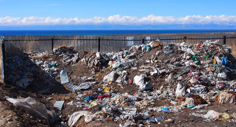 Стихийная мусорная свалка в непосредственной близости от озера Иссык-Куль.