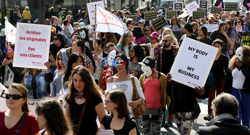 Проститутки в действии: в столице франции жрицы симпатии массово вышли на митинги