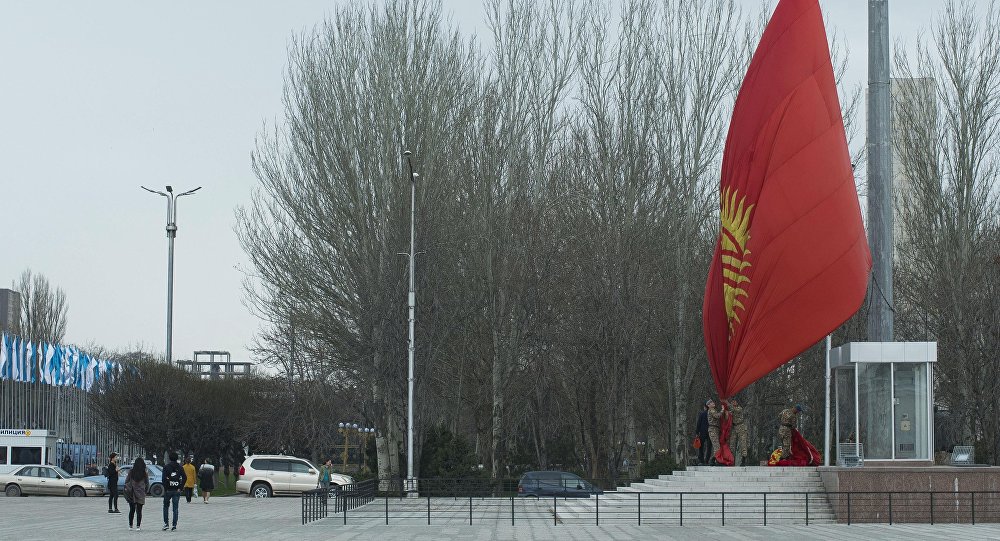 Солдаты Нацгвардии меняют флаг на центральной площади Ала-Тоо в Бишкеке