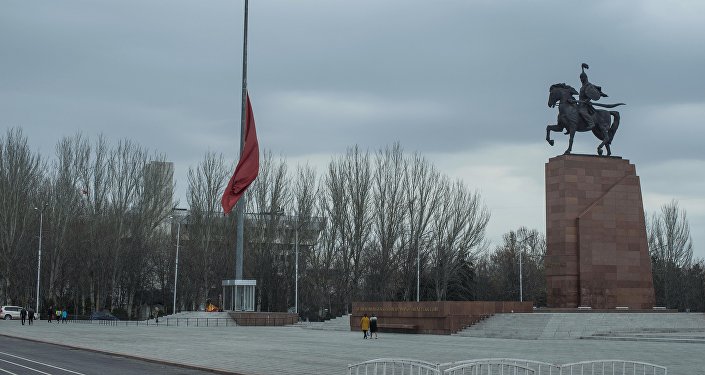 Сильный ветер в Бишкеке порвал главный флаг Кыргызстана, размещенный на центральной площади Ала-Тоо