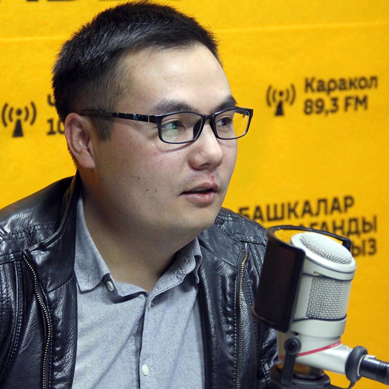 Журналист, ведущий передачи ТВ Кайгуул на телеканале НТС Азият Жекшеев во время интервью Sputnik Кыргызстан