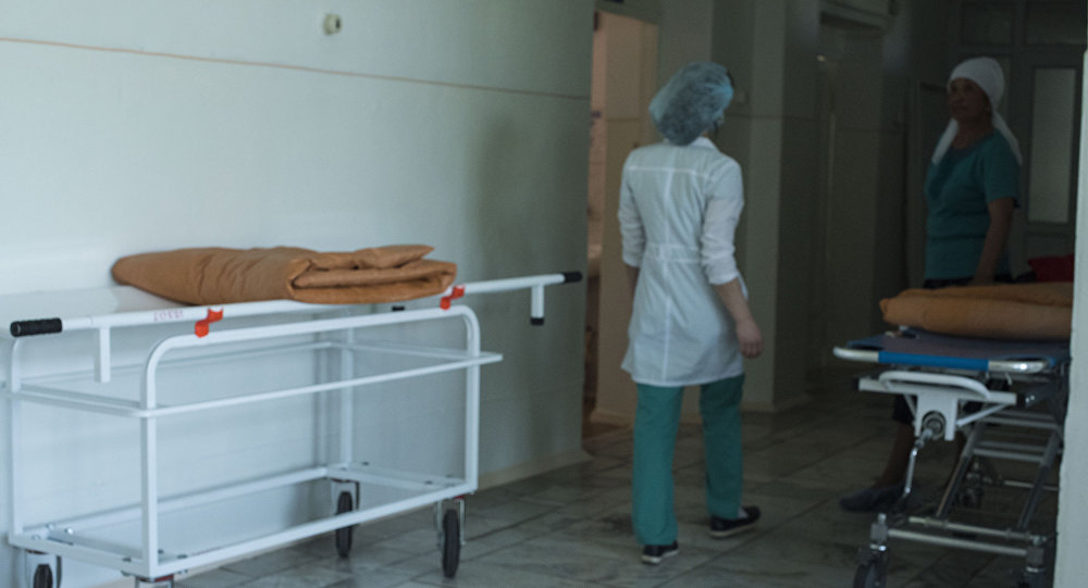 Медсестра в коридоре. Архивное фото
