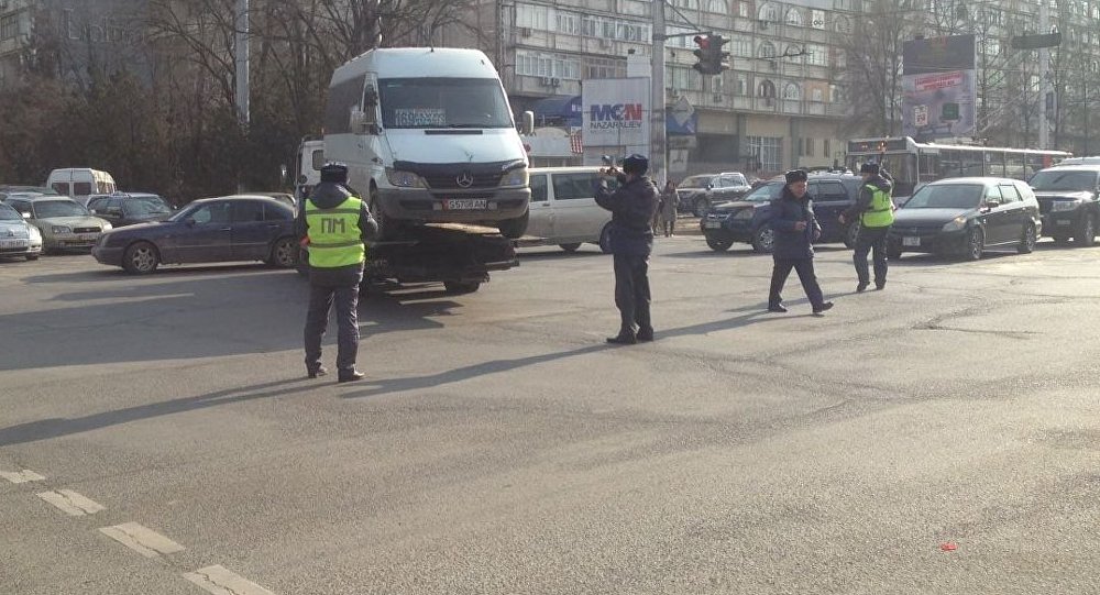 Сотудники УПМ эвакуируют автомобиль который перекрыл перекресток улиц Абдрахманова и Боконбаева. Архивное фото