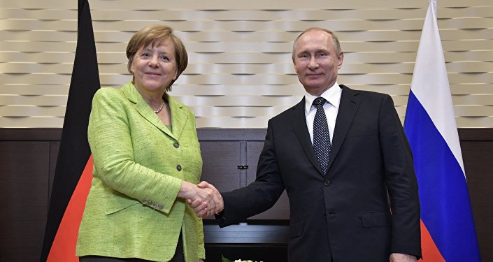Президент РФ Владимир Путин и федеральный канцлер ФРГ Ангела Меркель во время встречи