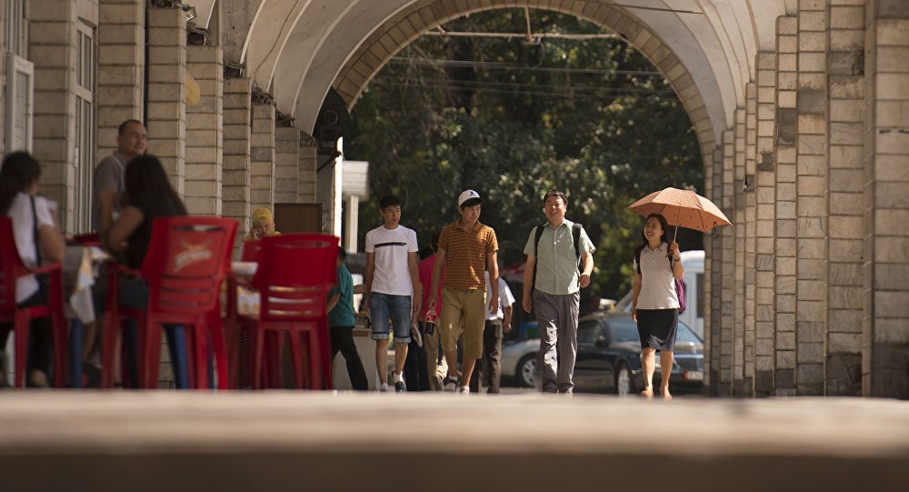 Люди проходят через арки на площади Ала-Тоо в центре Бишкека. Архивное фото
