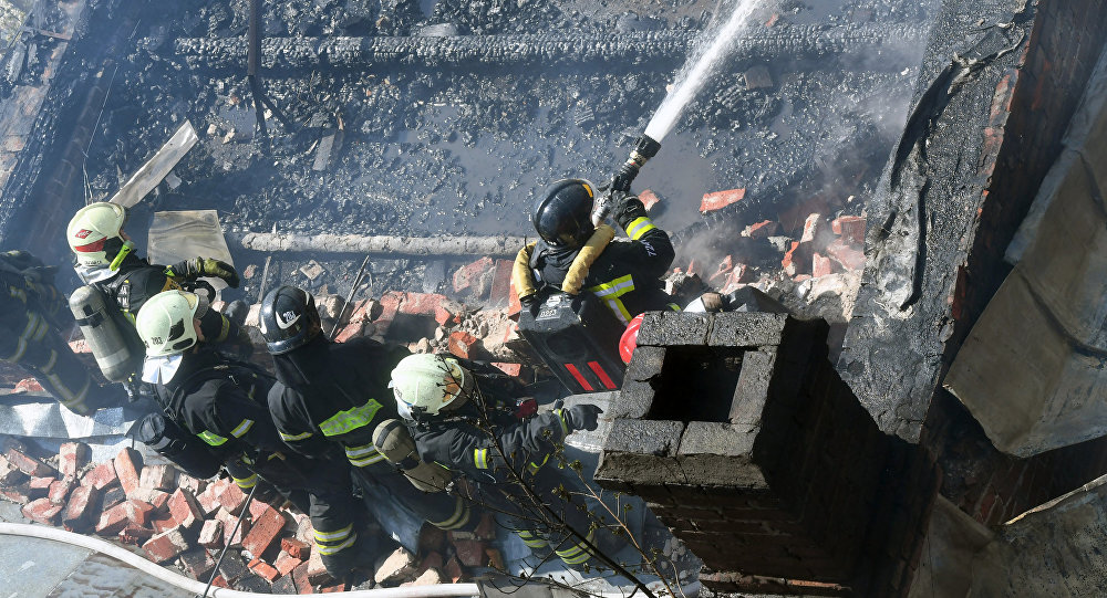 Пожарные МЧС РФ тушат возгорание в выселенном здании которое расположено на Лубянском проезде в центре Москвы огонь охватил площадь в 500