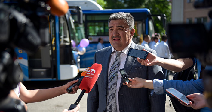 Мэр Бишкека Албек Ибраимов на презентации новых автобусов большой вместимости перед зданием мэрии города. Архивное фото