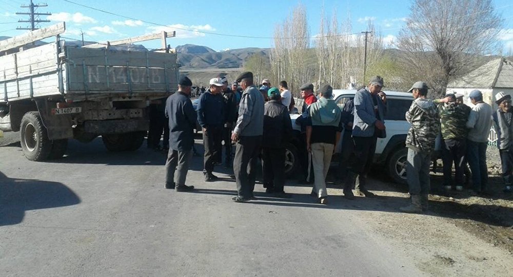 Жители села Оттук Нарынской области вышли на митинг с требованием установить лежачий полицейский на автотрассе