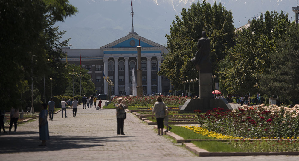 Люди на аллее Молодежи во время солнечной погоды в городе Бишкек. Архивное фото