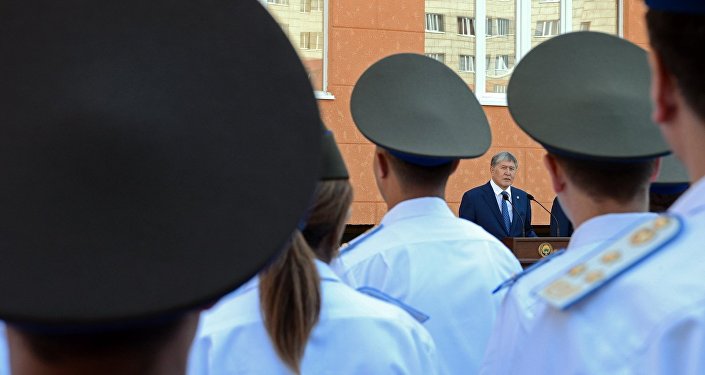 Президент Кыргызстана Алмазбек Атамбаев вручил ключи от новых квартир сотрудникам Госкомитета национальной безопасности