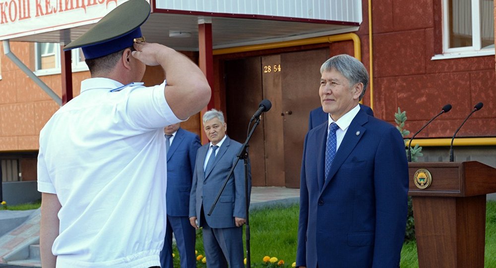 Президент КР Алмазбек Атамбаев принял участие в церемонии открытия многоквартирного жилого дома, построенного в Бишкеке для сотрудников Государственного комитета национальной безопасности Кыргызской Республики