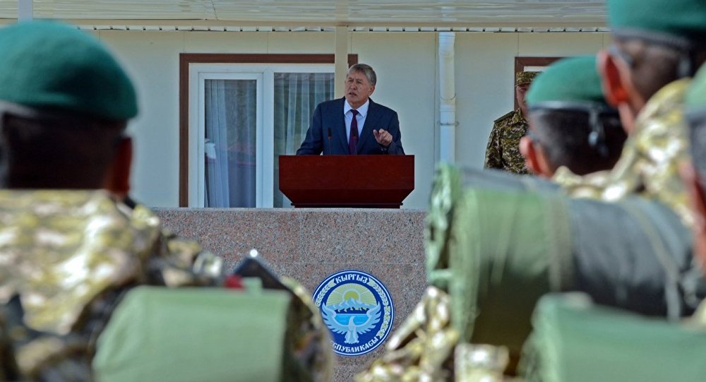 Архивное фото президента КР Алмазбека Атамбаева во время поздравительной речи