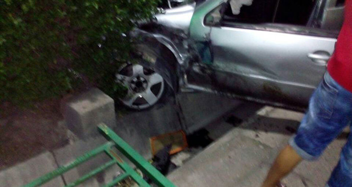 Минувшей ночью две машины столкнулись лоб в лоб в центре Бишкека