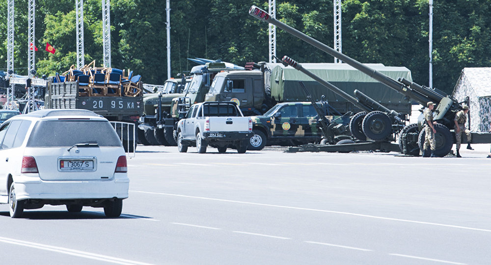 Военная техника на площади Ала-Тоо в Бишкеке