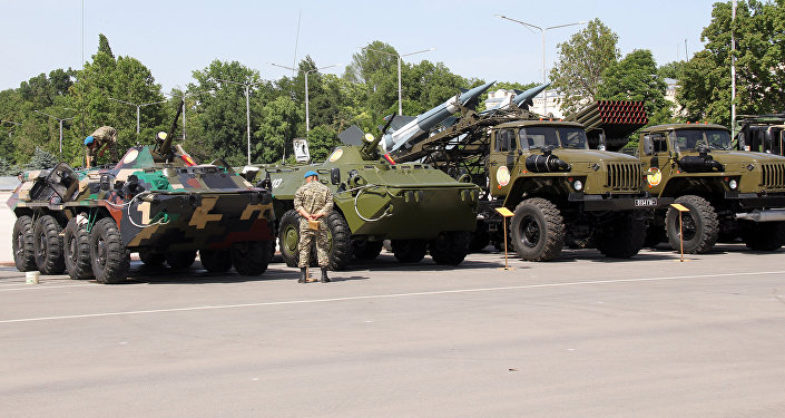 На центральной площади Бишкека стоит военная техника