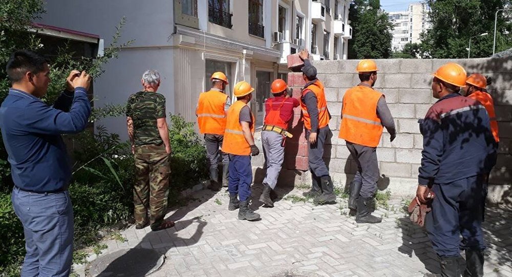 Снос незаконно установленных заборов и пристроек в Бишкеке
