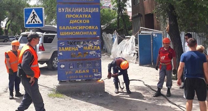 В Бишкеке сносят незаконно установленные заборы и пристройки
