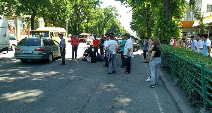 Сегодня в 10.15 на пересечении проспектов Эркиндик и Чуй в Бишкеке на пешеходном переходе сбили мужчину