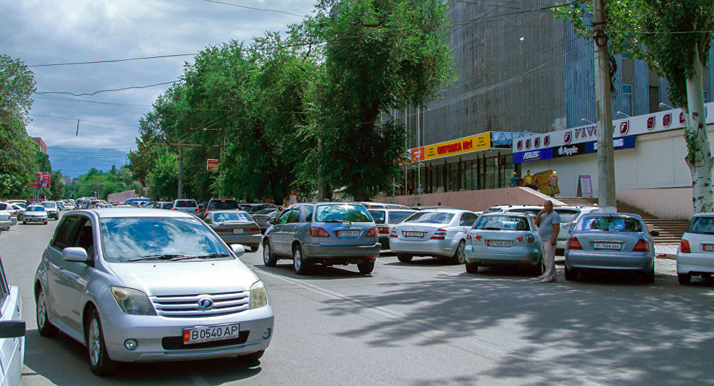Автомобили возле ЦУМ Айчурек. Архивное фото