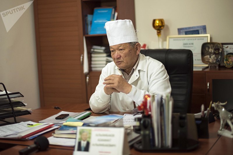 Главный врач родильного дома №2 Азамат Алымбаев в рабочем кабинете
