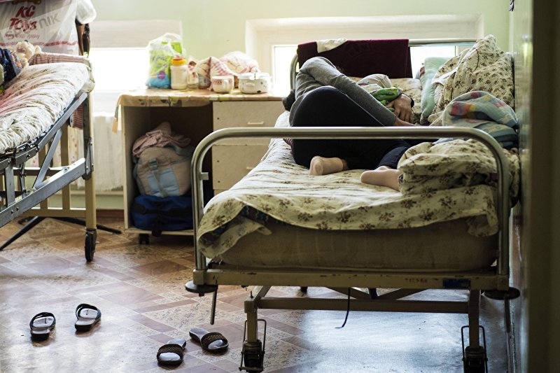 Женщина с новорожденным в клиническом родильном доме №2 в Бишкеке