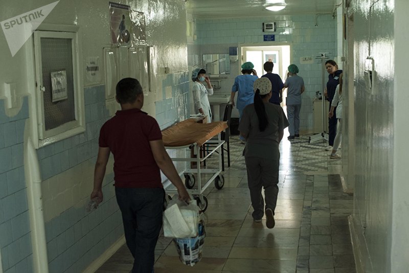 Пациенты и гости клинического родильного дома №2 в Бишкеке
