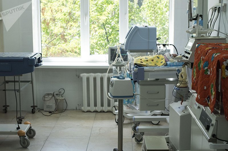 Новорожденный ребенок в клиническом родильном доме №2 в Бишкеке