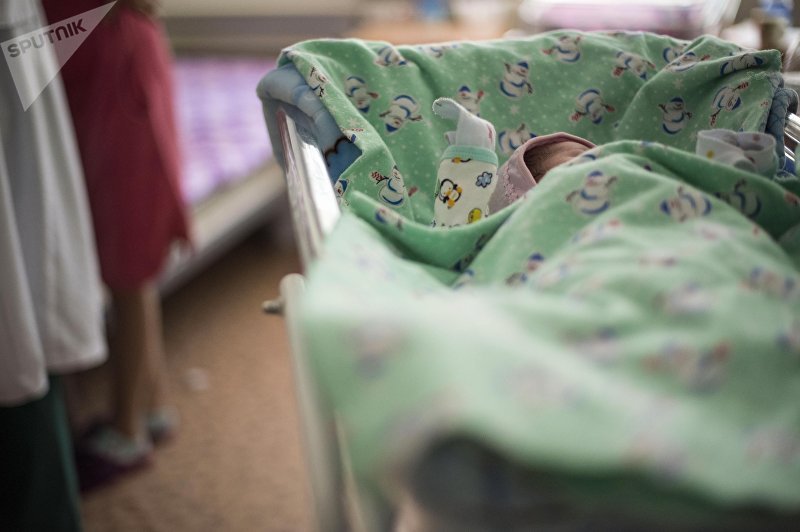 Новорожденный ребенок в клиническом родильном доме №2 в Бишкеке
