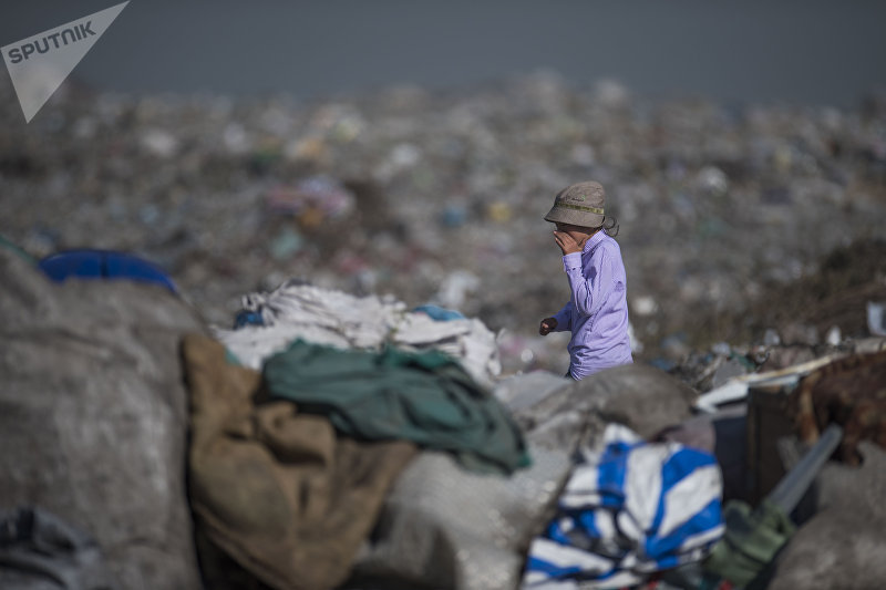Мальчик на мусорном полигоне в Бишкеке
