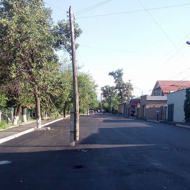 Столб телефонной связи посредине дороги на отремонтированной улице Фатьянова в Бишкеке