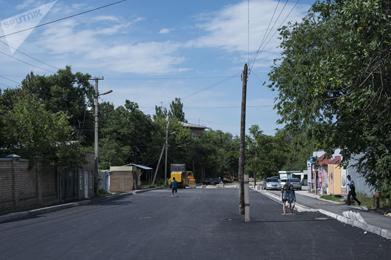 Столб телефонной связи посреди дороги на отремонтированной улице Фатьянова