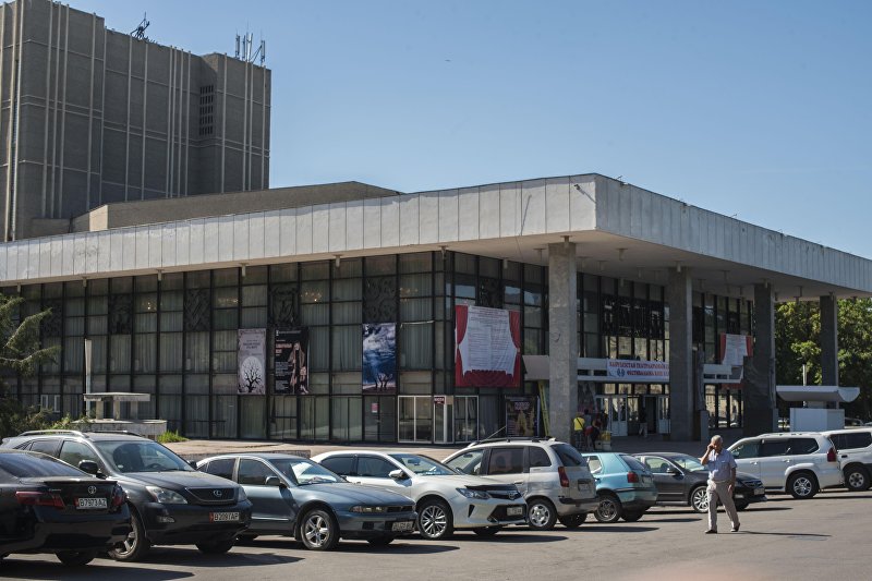 Здание Кыргызского Национального драматического театра имени Токтоболота Абдымомунова построено в 1970 году в Бишкеке