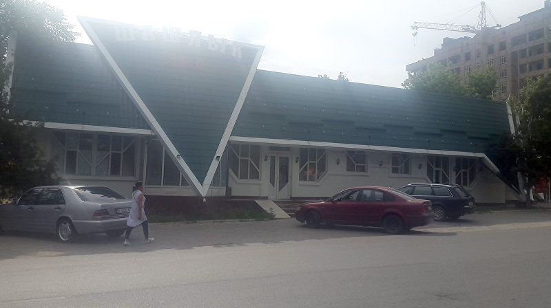 Здание бывшего кафе Тропикана в Бишкеке