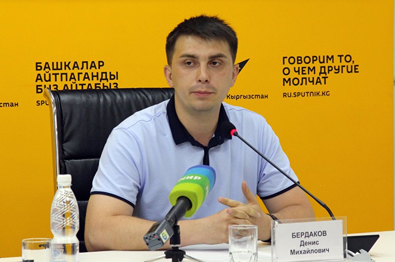 Политолог, председатель Молодежного аналитического клуба Денис Бердаков в мультимедийном пресс-центре Sputnik Кыргызстан
