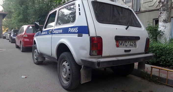 Милиционер справил нужду на улице Гоголя в Бишкеке